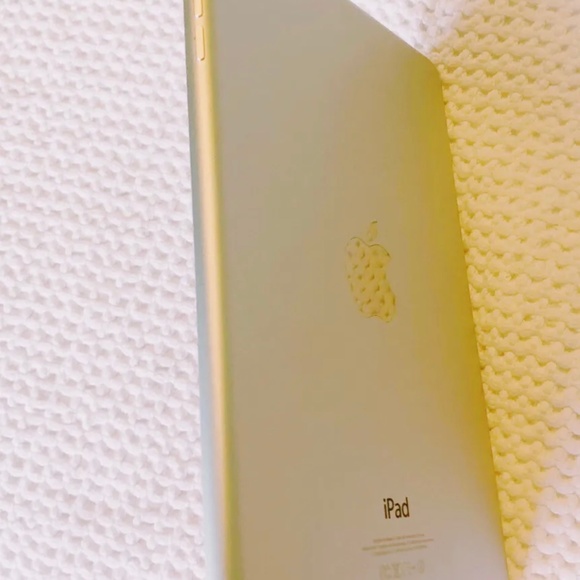 Apple iPad Mini 16GB 1st Generation W/ Michael Kors Saffiano Leather Wallet Case - Picture 3 of 12